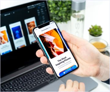 mobilephone next to desktop